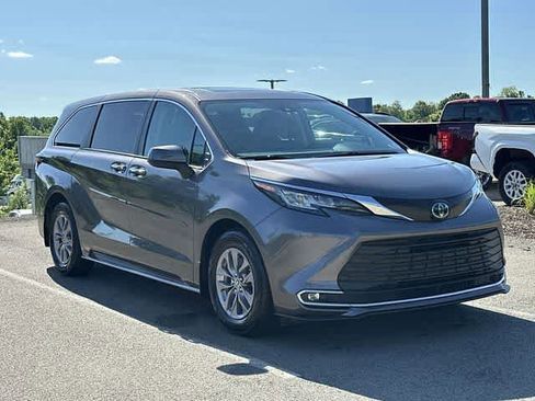 Used 2023 Toyota Sienna XLE AWD/4WD image 21