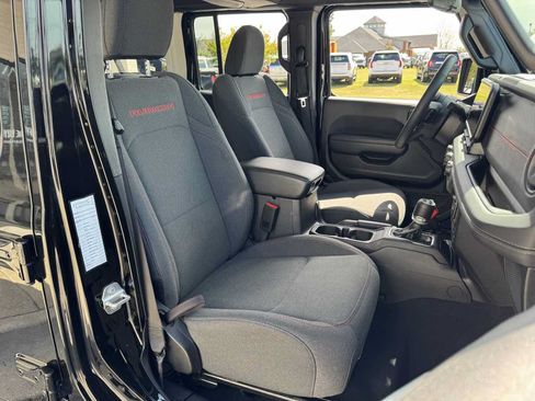 Used 2025 Jeep Wrangler Unlimited Rubicon w/ Convenience Group AWD/4WD image 13