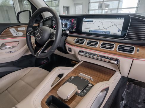 Certified 2025 Mercedes-Benz GLE 450e 4MATIC w/ Driver Assistance Package image 18