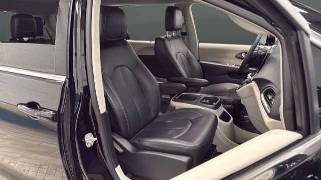 Used 2024 Chrysler Pacifica Touring-L FWD image 22