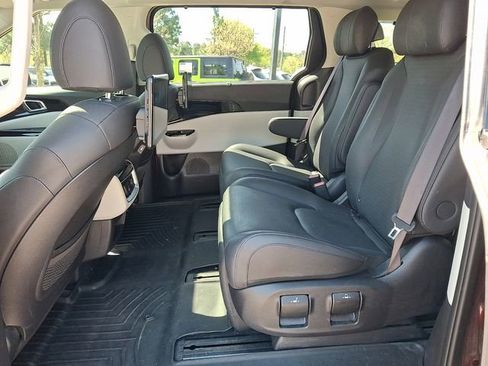 Used 2024 Kia Carnival FWD image 12