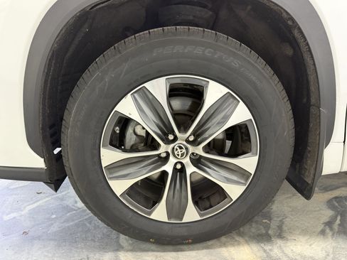 Used 2024 Toyota Highlander XLE image 27