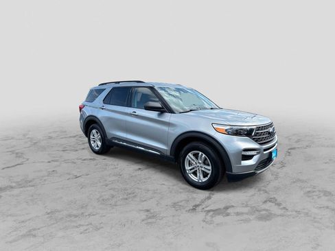 Used 2022 Ford Explorer XLT w/ Equipment Group 202A AWD/4WD image 2