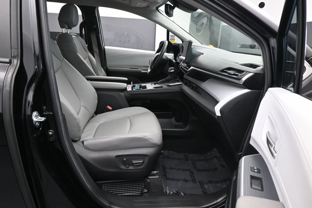 Used 2025 Toyota Sienna XLE w/ XLE Plus Package FWD image 46