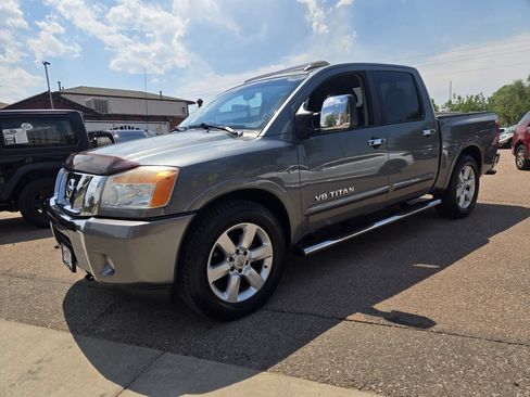 Used 2014 Nissan Titan SL w/ SL Moonroof Package RWD image 3