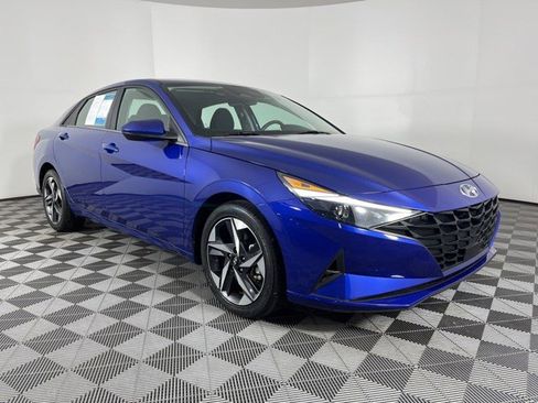 Used 2023 Hyundai Elantra SEL w/ Convenience Package FWD image 2
