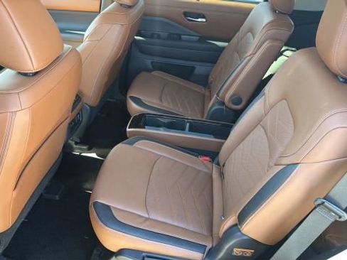 Used 2024 Nissan Pathfinder Platinum image 13