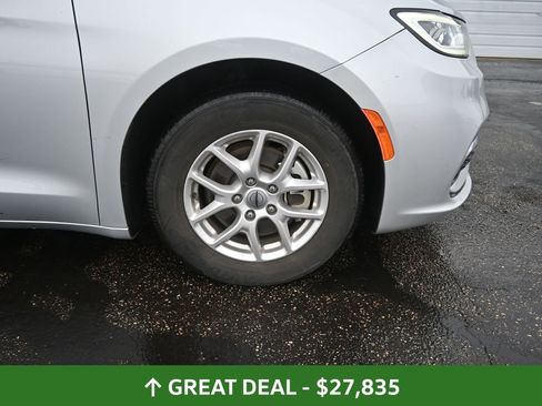 Used 2024 Chrysler Pacifica Touring-L image 21