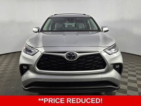Used 2023 Toyota Highlander XLE FWD image 2