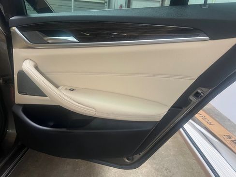 Used 2019 BMW 530i w/ Luxury Package image 32