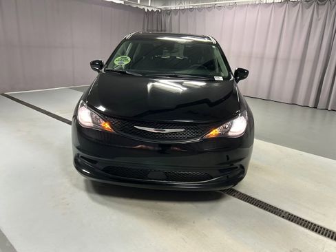 Used 2024 Chrysler Voyager LX image 2