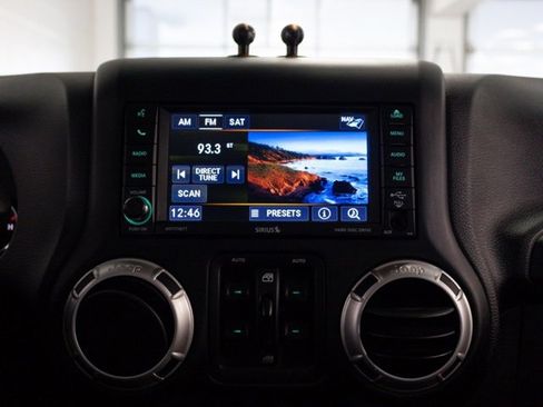 Used 2018 Jeep Wrangler Unlimited Rubicon w/ Cold Weather Group image 11