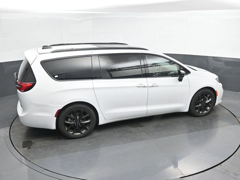 Used 2025 Chrysler Pacifica Limited image 39