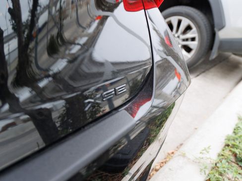 Used 2022 Toyota Avalon XSE image 11