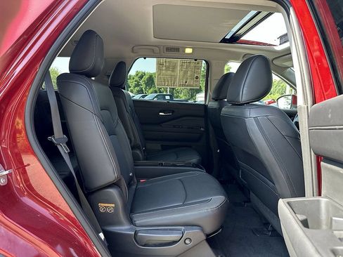 Used 2024 Nissan Pathfinder SL w/ SL Premium Package FWD image 27