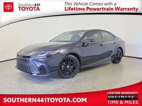 Used 2025 Toyota Camry SE FWD image 1