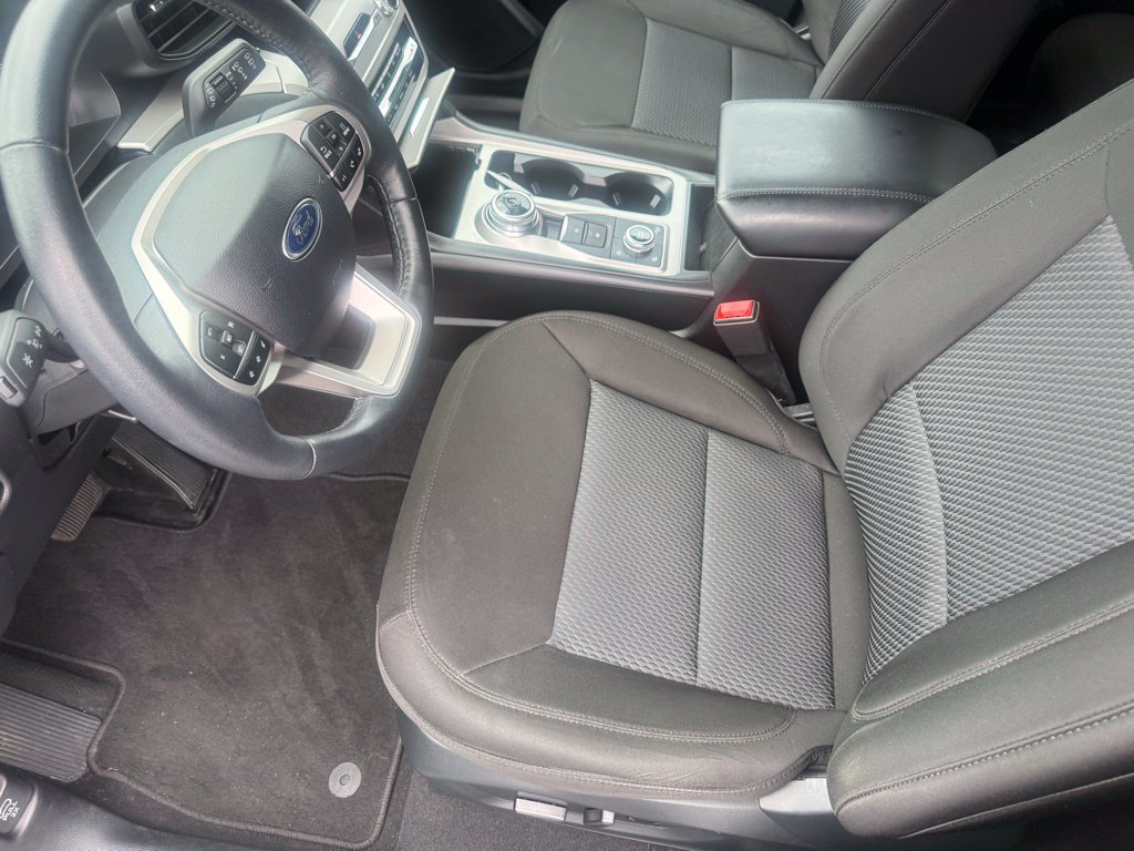 Used 2024 Ford Explorer XLT AWD/4WD image 2