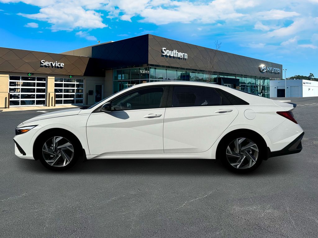 New 2025 Hyundai Elantra SEL FWD image 3