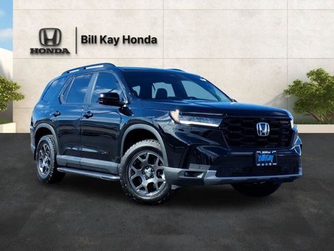 Used 2025 Honda Pilot TrailSport image 5