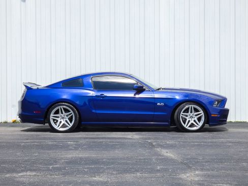 Used 2013 Ford Mustang GT image 2
