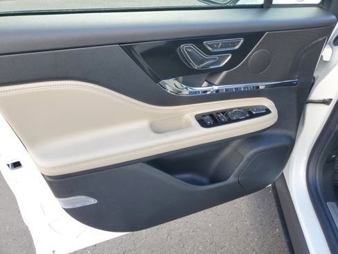 New 2026 Lincoln Corsair Premiere image 8