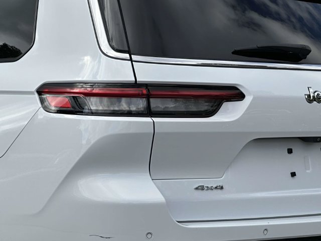 Used 2023 Jeep Grand Cherokee L Limited AWD/4WD image 12