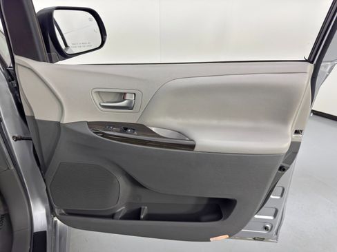 Used 2018 Toyota Sienna XLE Premium image 43