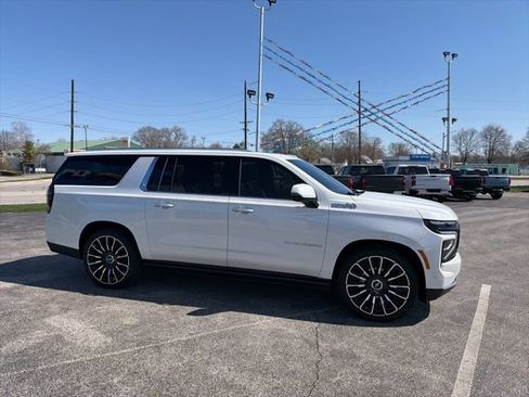 Used 2025 Chevrolet Suburban High Country AWD/4WD image 19