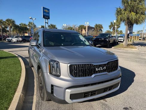 Used 2024 Kia Telluride EX w/ EX Captain's Chair Package image 2