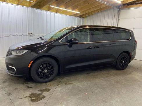 Used 2023 Chrysler Pacifica Touring-L FWD image 4