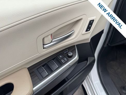 Used 2024 Toyota Sienna Limited image 16