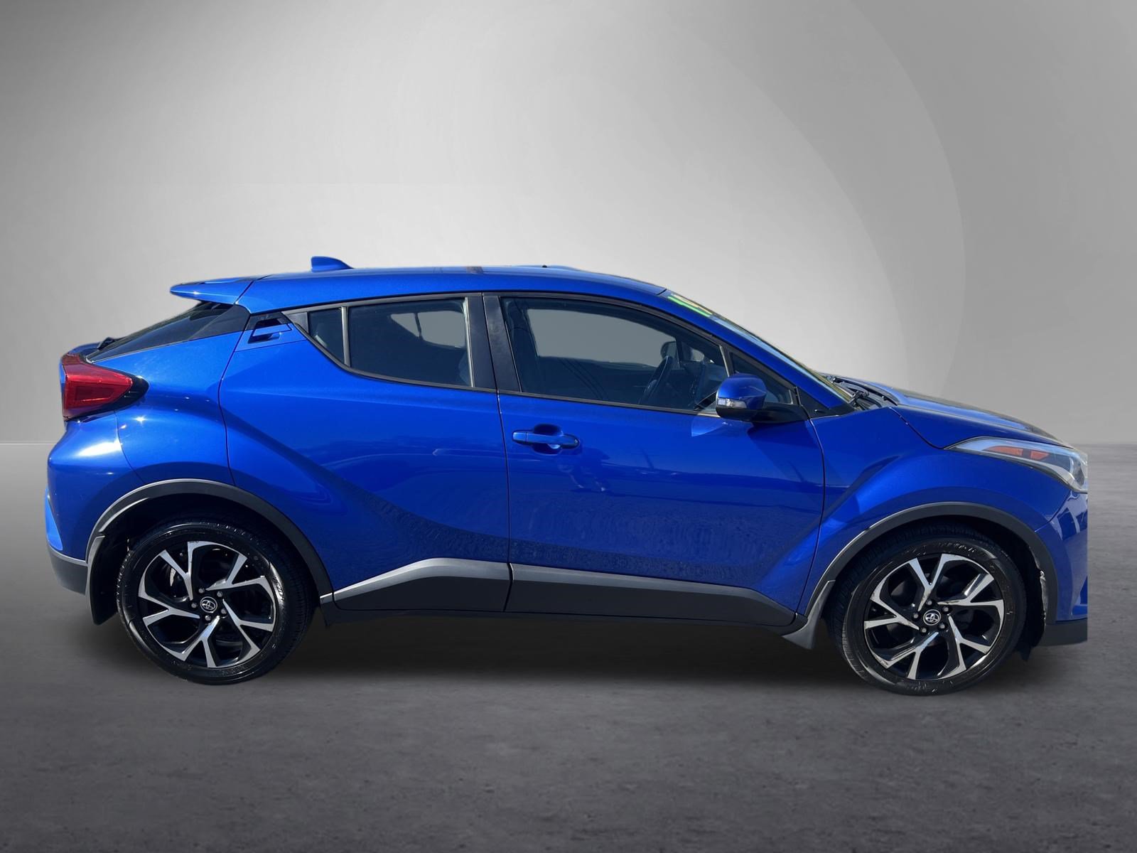 Used 2019 Toyota C-HR XLE FWD image 2