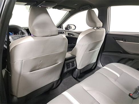 Used 2025 Toyota Camry SE image 11