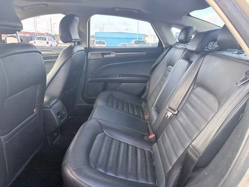 Used 2018 Ford Fusion SE w/ Fusion SE Technology Package FWD image 10