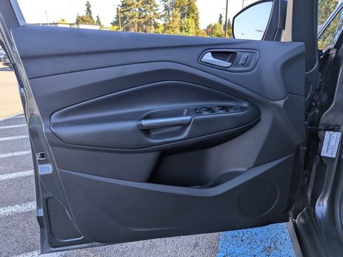 Used 2017 Ford C-MAX Energi Titanium w/ Equipment Group 501A image 10