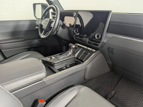 Used 2024 Lexus GX 550 w/ Accessory Package (Z1) image 31