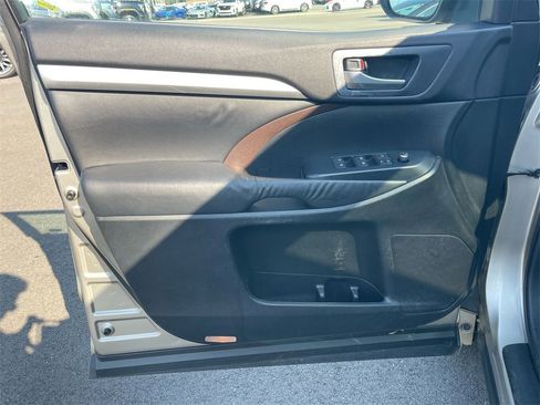 Used 2015 Toyota Highlander XLE image 25