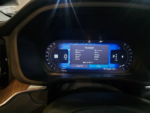 Certified 2022 Volvo XC60 B5 Momentum w/ Climate Package AWD/4WD image 17
