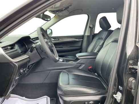 Used 2024 Jeep Grand Cherokee Limited image 3