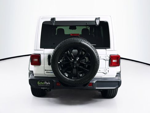 Used 2025 Jeep Wrangler Sahara image 7