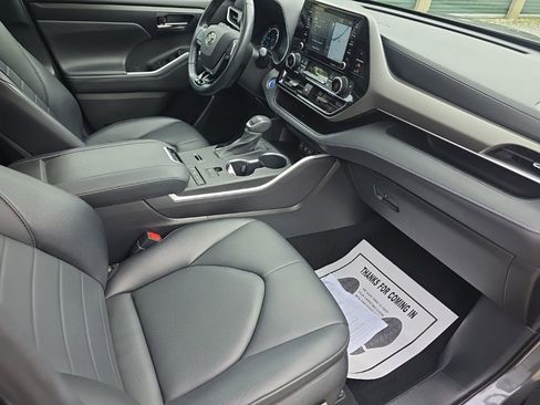Certified 2021 Toyota Highlander XLE AWD/4WD image 18