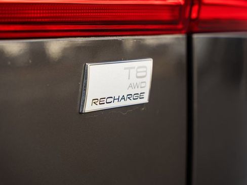 Certified 2022 Volvo XC60 T8 Inscription Expression w/ Advanced Package image 10