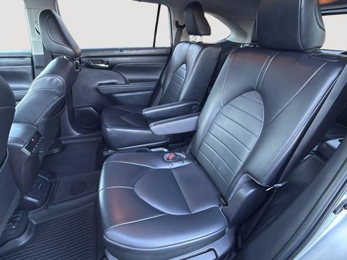 Used 2022 Toyota Highlander XLE image 19
