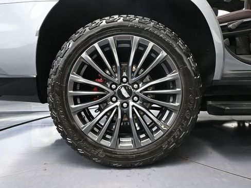 Used 2024 Cadillac Escalade V w/ LPO, ONYX Package AWD/4WD image 17