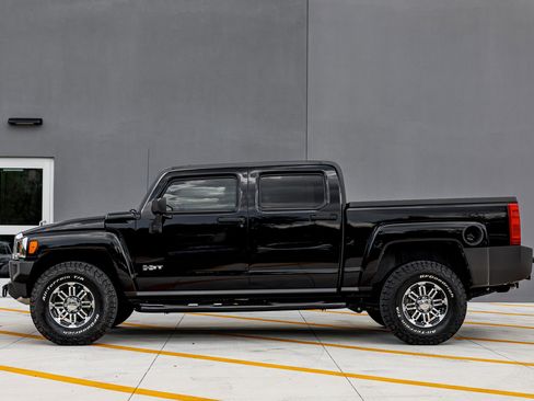 Used 2010 HUMMER H3T Adventure image 3