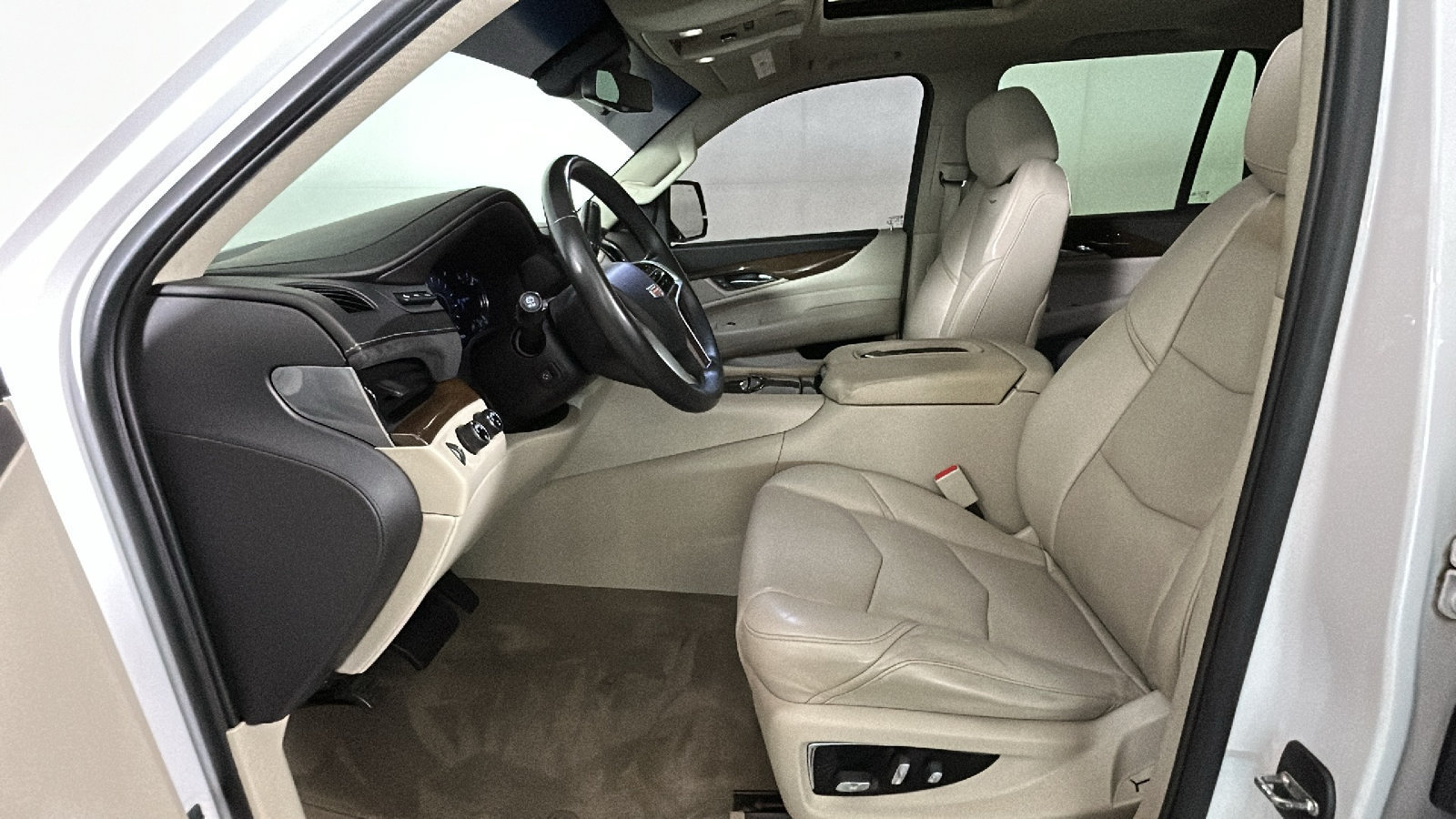Used 2018 Cadillac Escalade Luxury AWD/4WD image 14