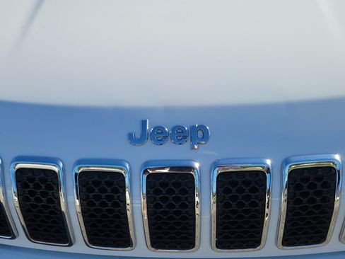 Used 2020 Jeep Cherokee Latitude Plus w/ Cold Weather Group FWD image 5