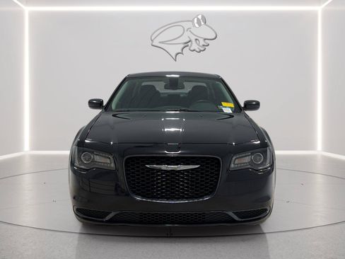 Used 2018 Chrysler 300 Touring w/ Sport Appearance Package RWD image 8
