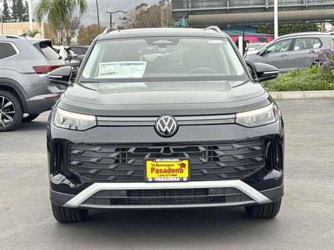 New 2026 Volkswagen Tiguan SE FWD image 2