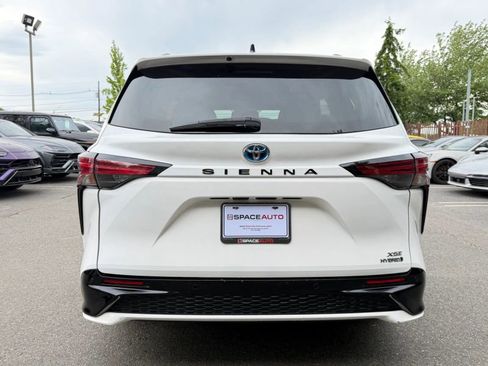 Used 2021 Toyota Sienna XSE w/ XSE Plus Package FWD image 7